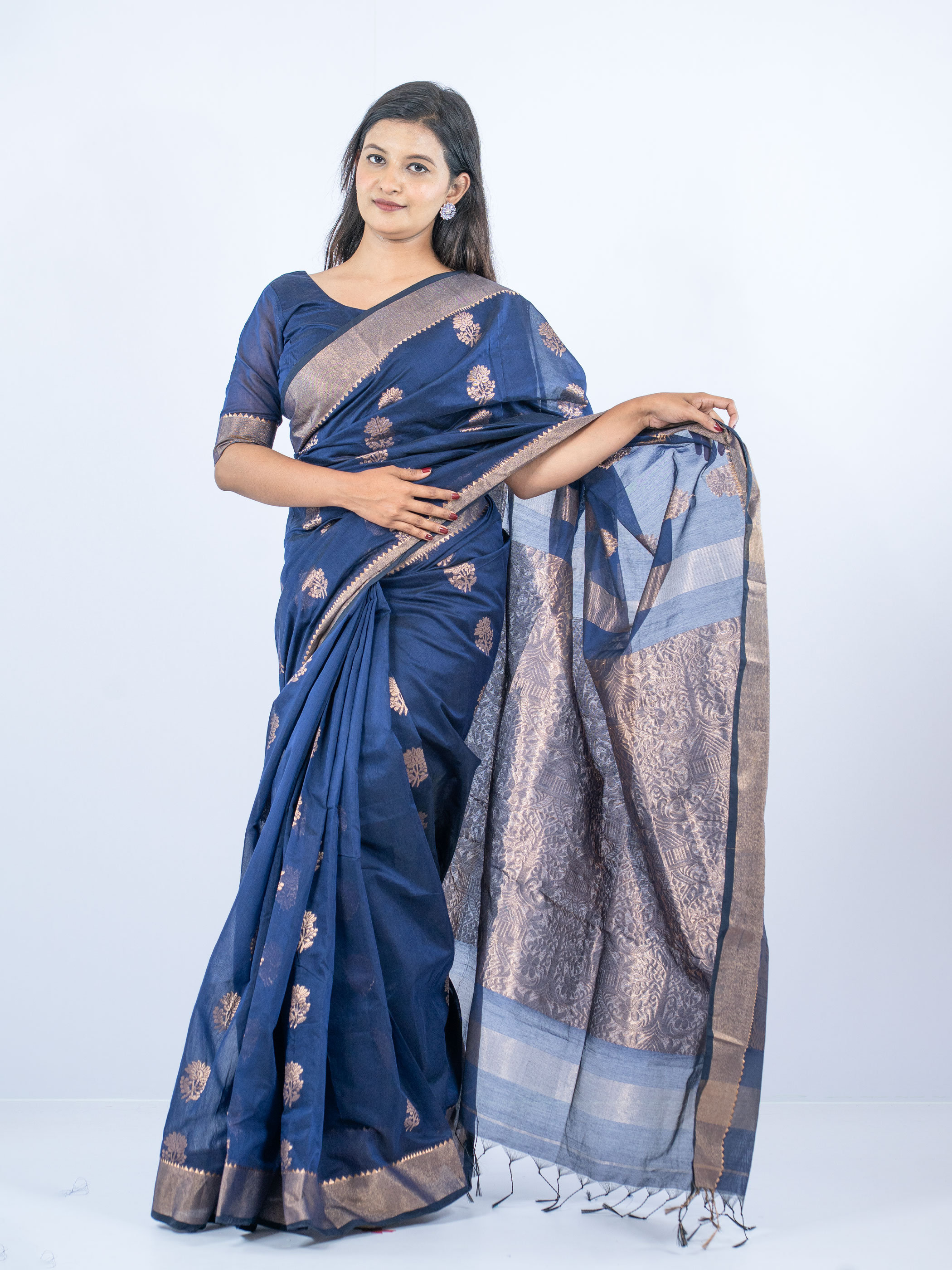 মিষ্টিলতা প্রিমিয়াম হাফ সিল্ক গার্ডেন আঁচল জামদানী – নেভি ব্লু ও ব্রোঞ্জ